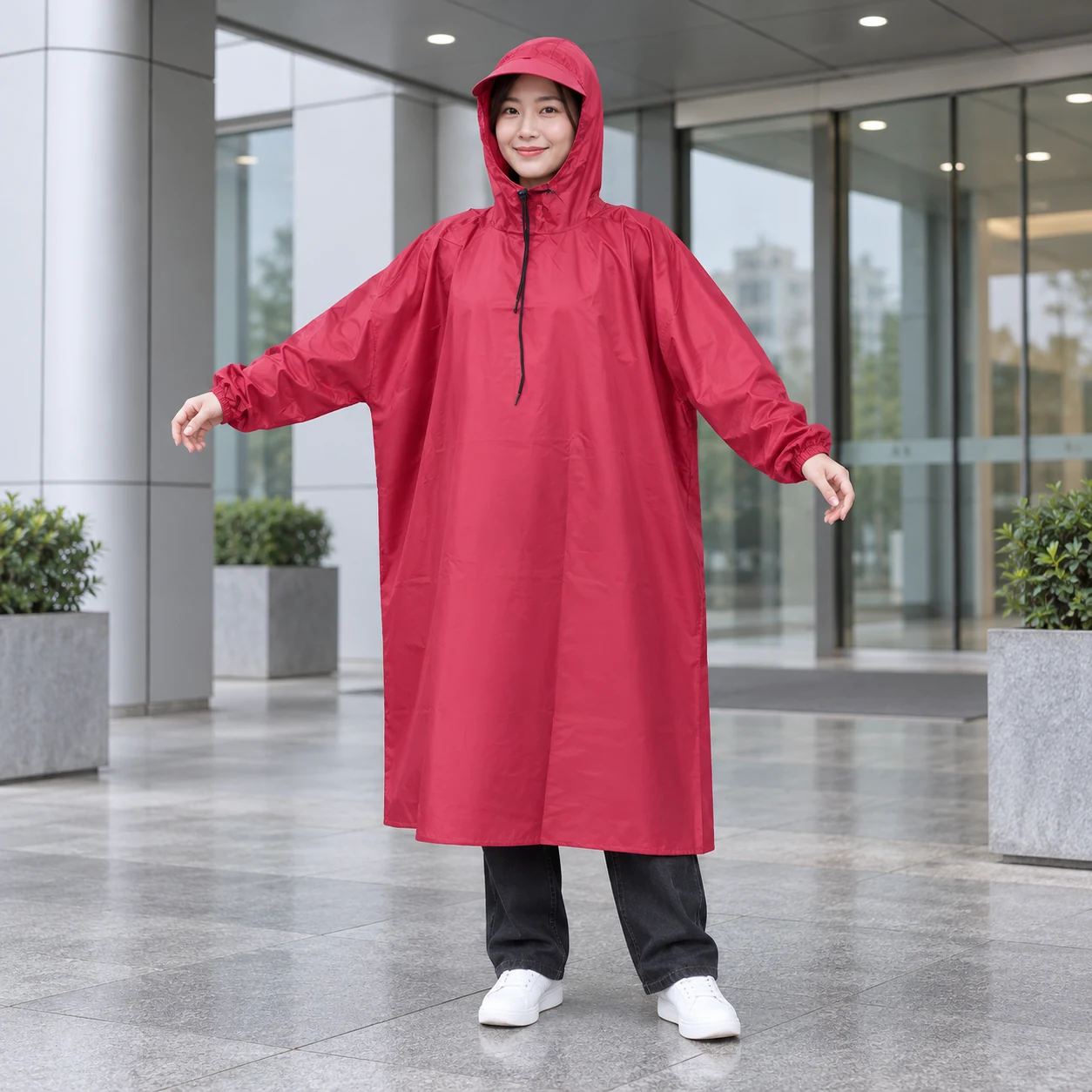 Mặc áo mưa bít màu đỏ tay dài dưới mái hiên