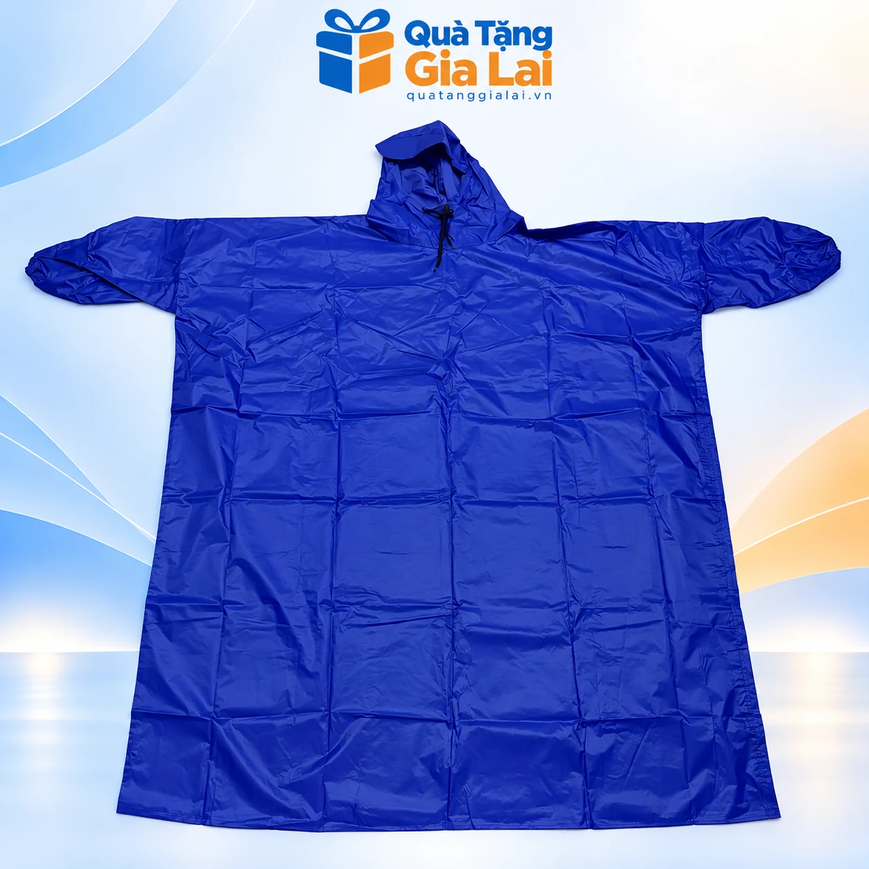 Áo mưa bít Hoàng Liên màu xanh, thân trước liền và tay dài trên nền Quà Tặng Gia Lai