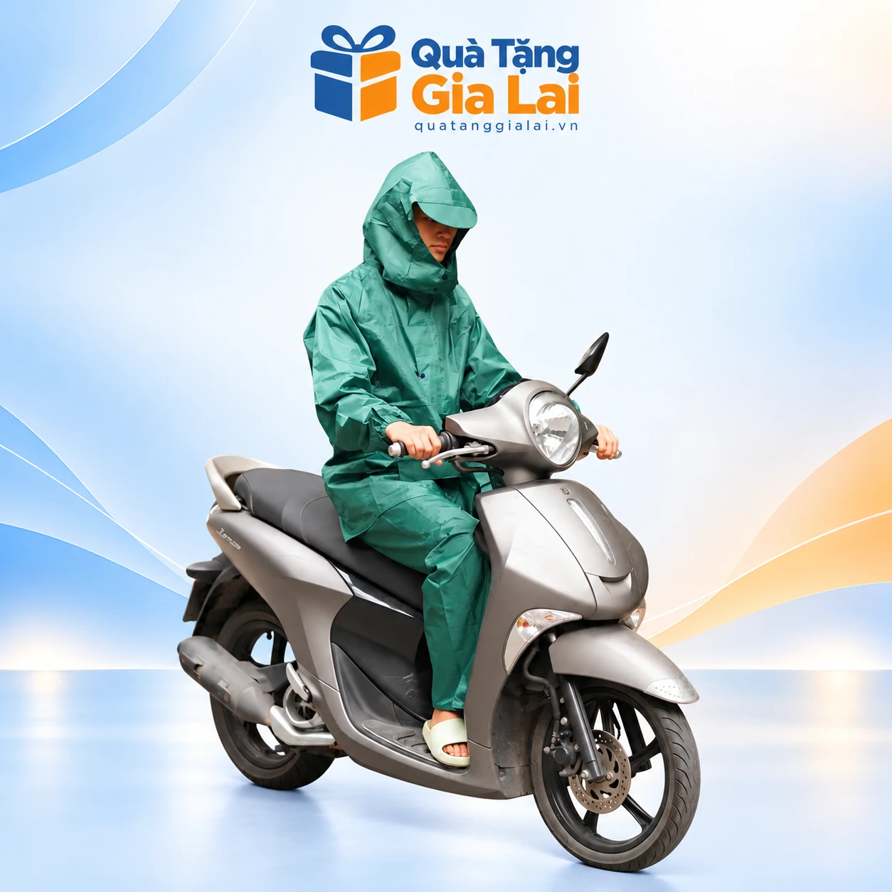 Bộ áo và quần mưa một lớp màu xanh lá khi mặc, trên nền Quà Tặng Gia Lai