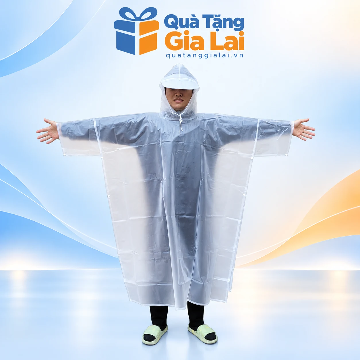 Áo mưa trắng trong cài cạnh có tay, thân rộng và mũ liền