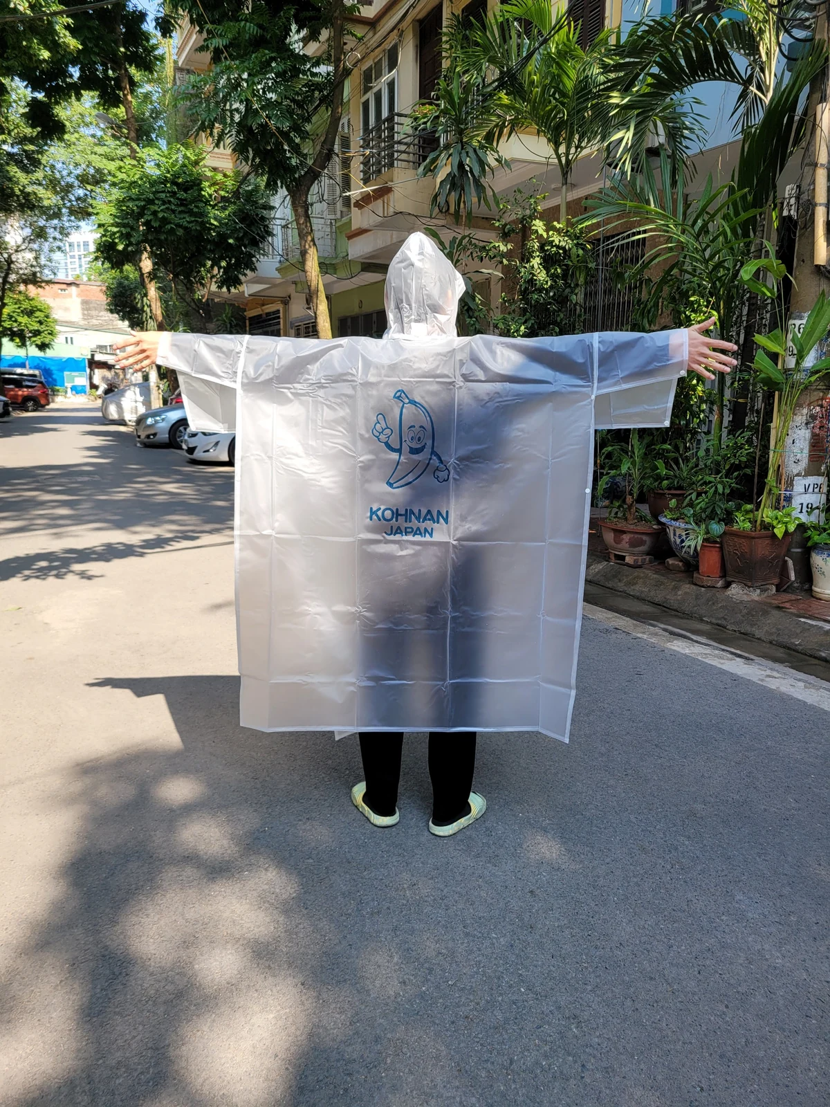 Mặt lưng áo mưa trắng trong có hình in màu xanh để tham khảo vị trí