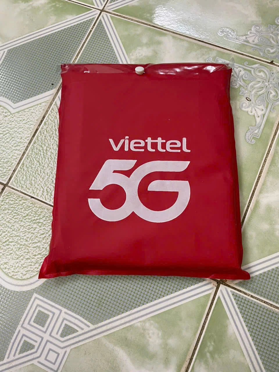 Túi đỏ có nút bấm và hình in trắng Viettel 5G để tham khảo