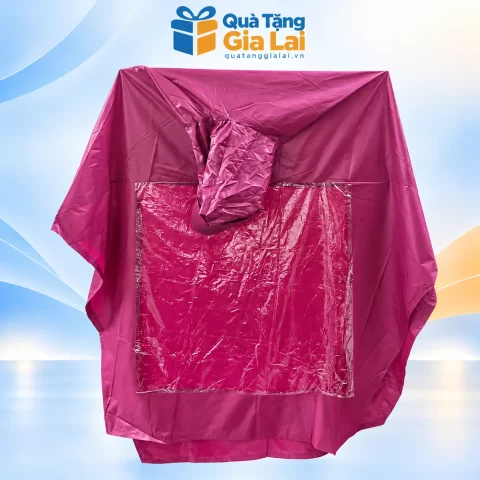 Áo mưa cánh dơi Hoàng Liên tím hồng với mảng nhựa trong suốt trên nền Quà Tặng Gia Lai