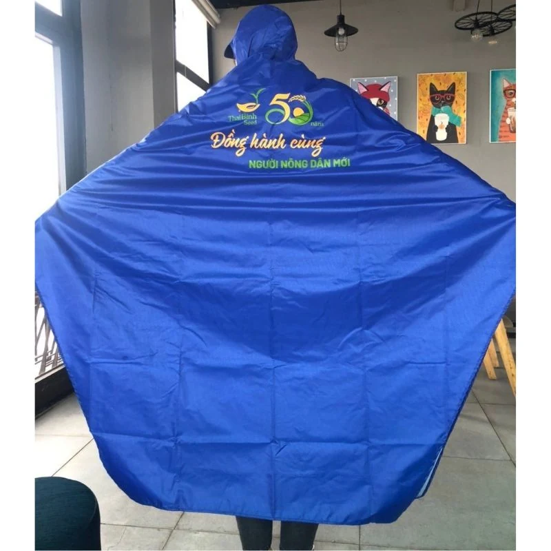 Mặt sau áo mưa cánh dơi xanh có bố cục in logo và thông điệp