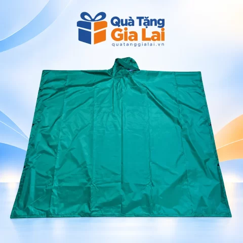 Áo mưa poncho vải dù tổ ong màu xanh, dáng rộng và mũ liền trên nền Quà Tặng Gia Lai