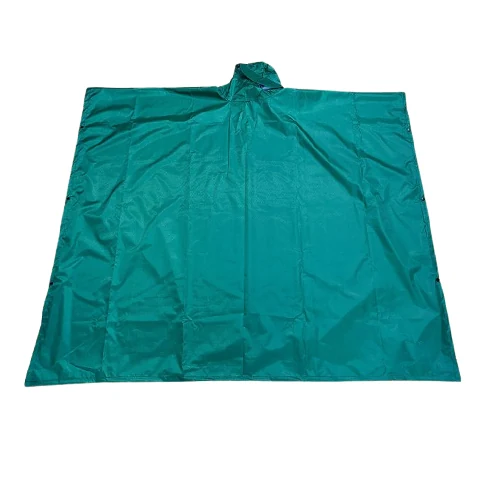 Toàn bộ dáng áo mưa poncho màu xanh khi trải phẳng