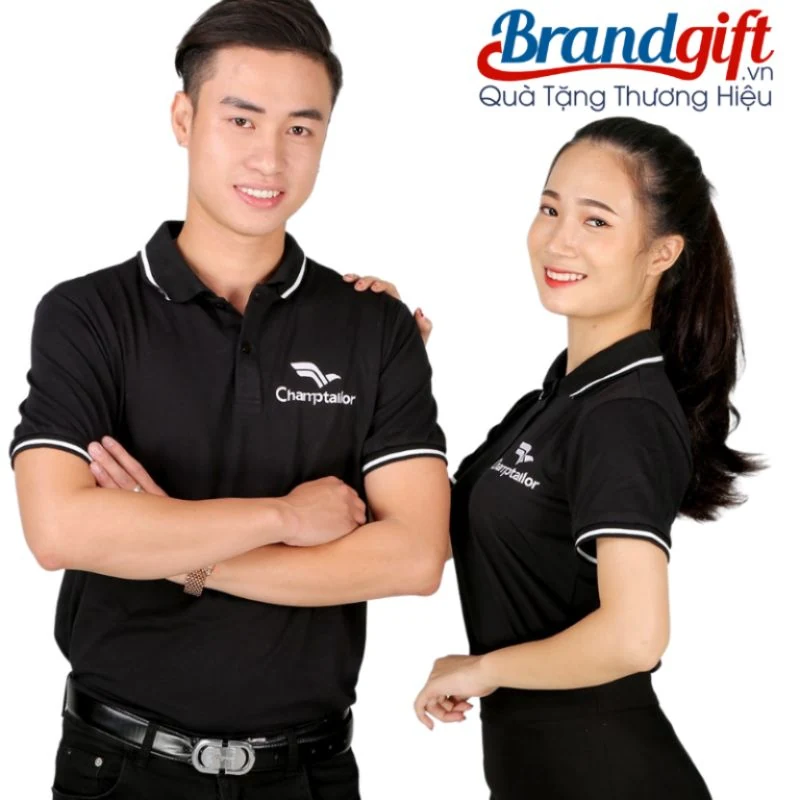 Áo polo đen phối viền trắng ở cổ và tay