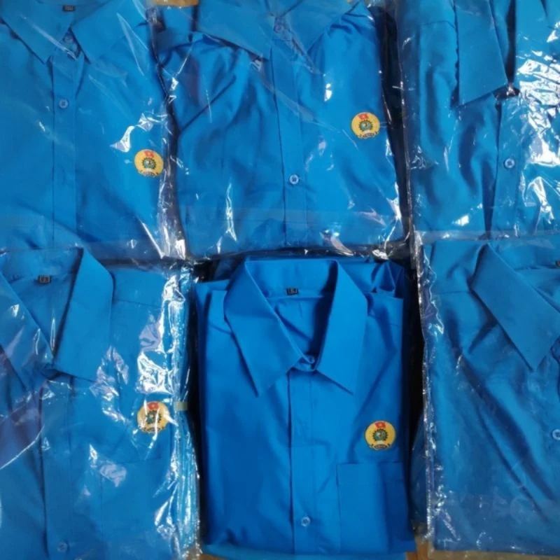 Áo polo xanh được gấp riêng trong túi trong