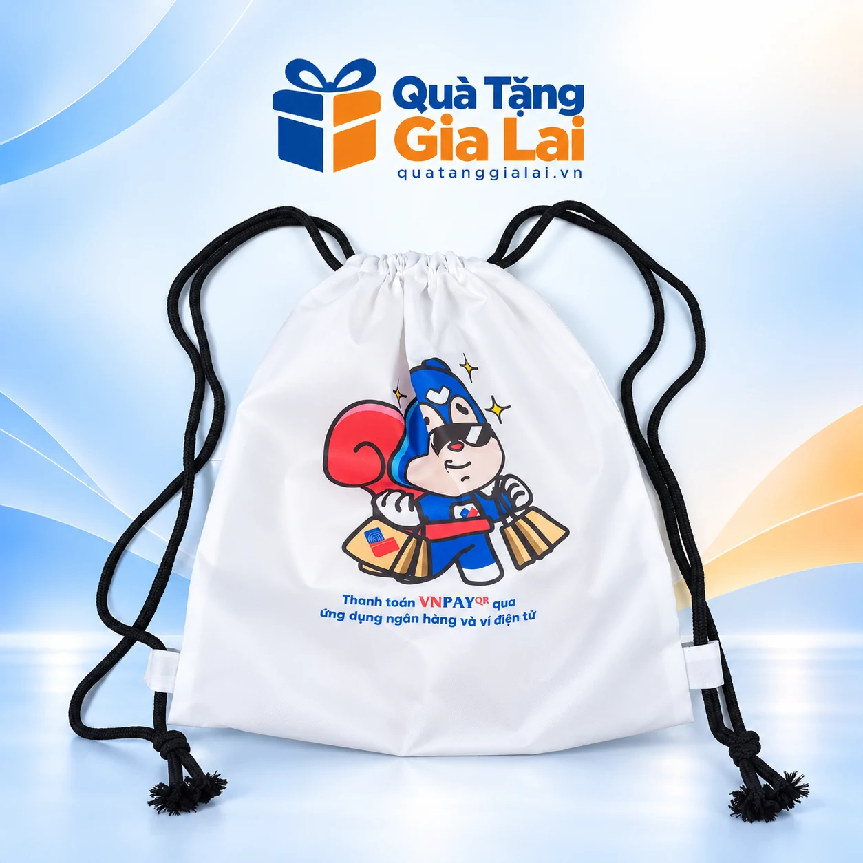 Balo rút canvas trắng dây đen với đai vải ở góc dưới trên nền Quà Tặng Gia Lai