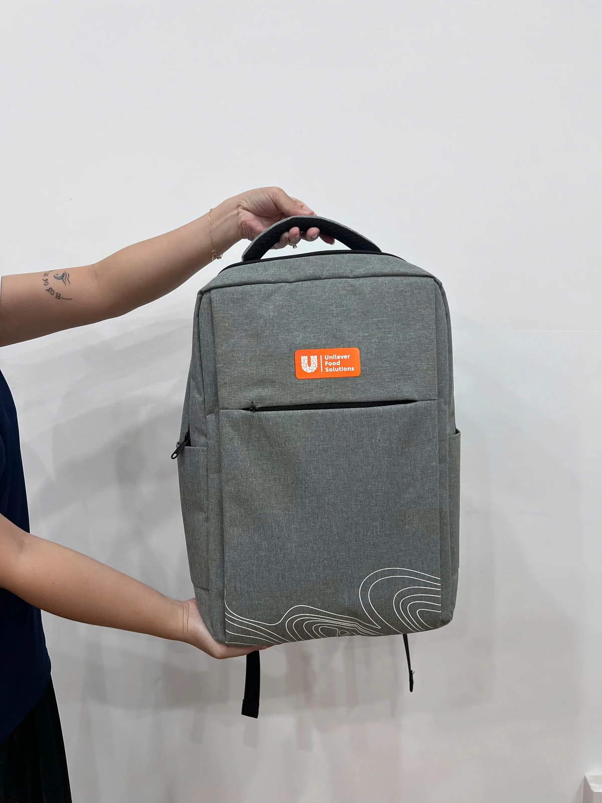 Mặt trước và quai xách balo xám 10 trong ảnh tham khảo