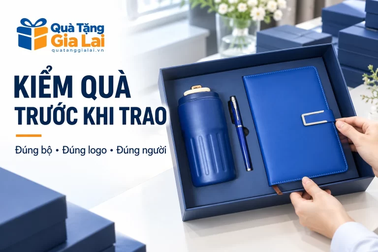 Banner Kiểm quà trước khi trao, bàn tay xem sổ trong bộ bình sổ bút xanh
