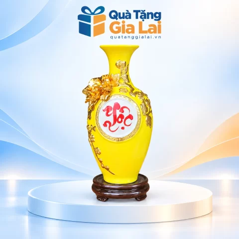 Bảo bình Lộc H30 men vàng với chữ đỏ và đế gỗ trên nền Quà Tặng Gia Lai