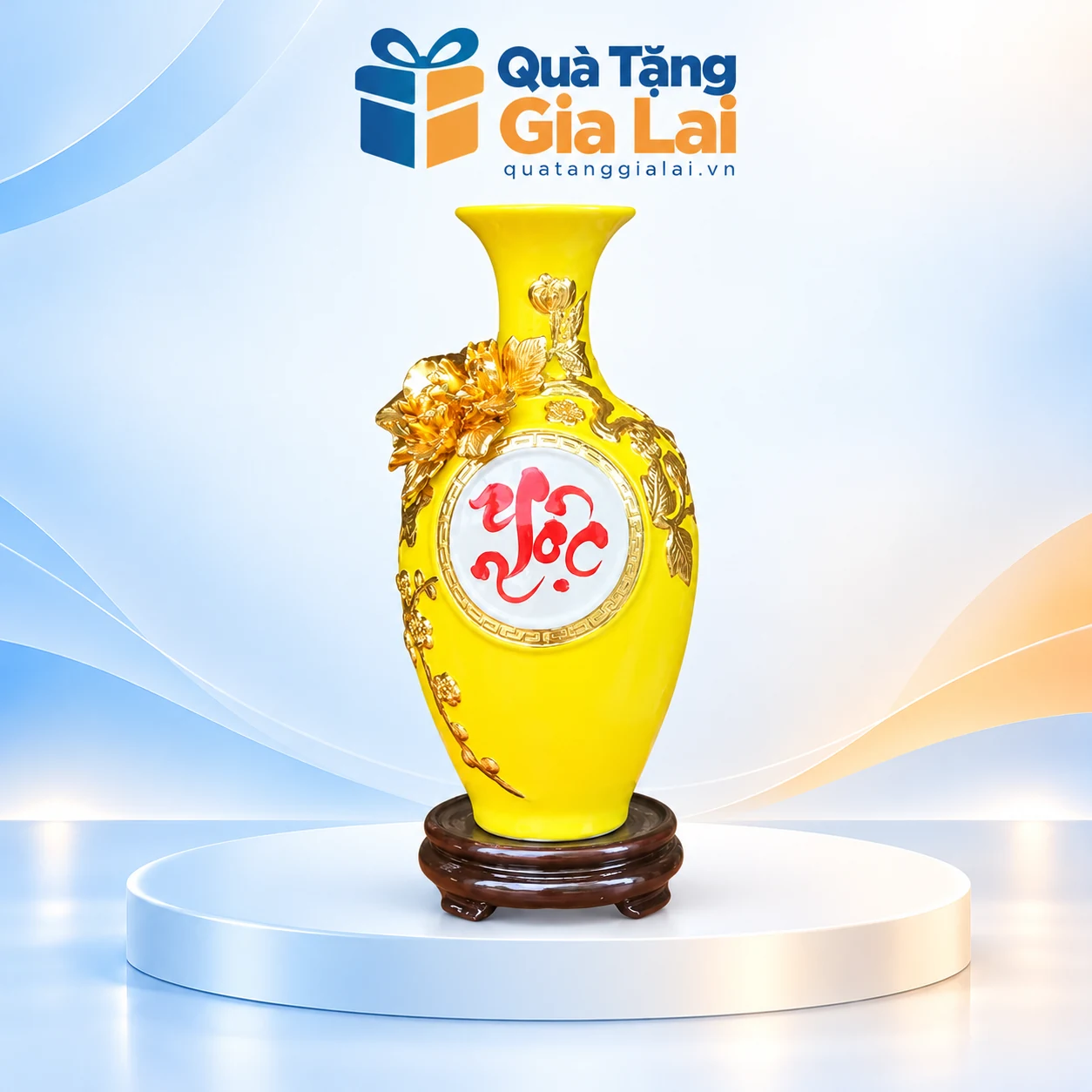 Bảo bình Lộc H30 men vàng với chữ đỏ và đế gỗ trên nền Quà Tặng Gia Lai