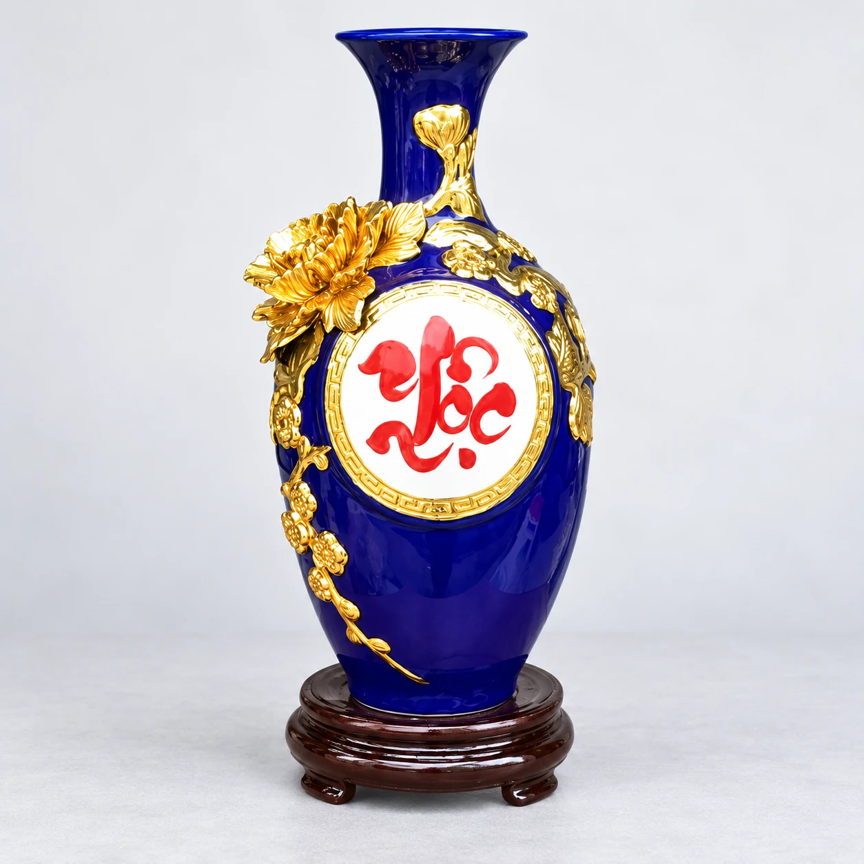 Bảo bình Lộc H30 men xanh cobalt, chữ đỏ trên nền trắng và đế gỗ