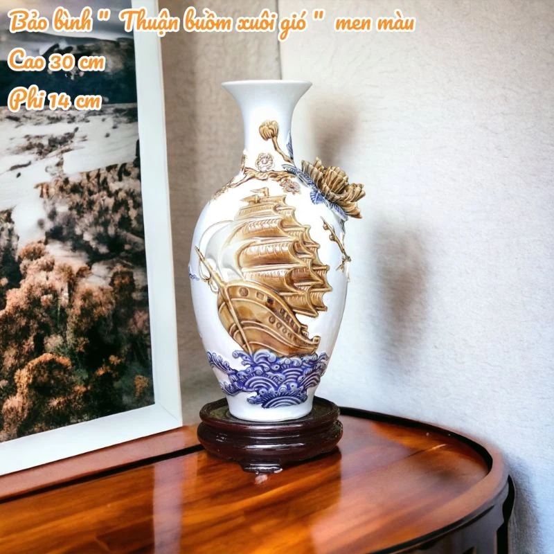 Góc bày bản men trắng để so màu nền và chi tiết nổi.