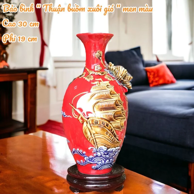 Lựa chọn men đỏ, cùng hình thuyền và đế tròn.