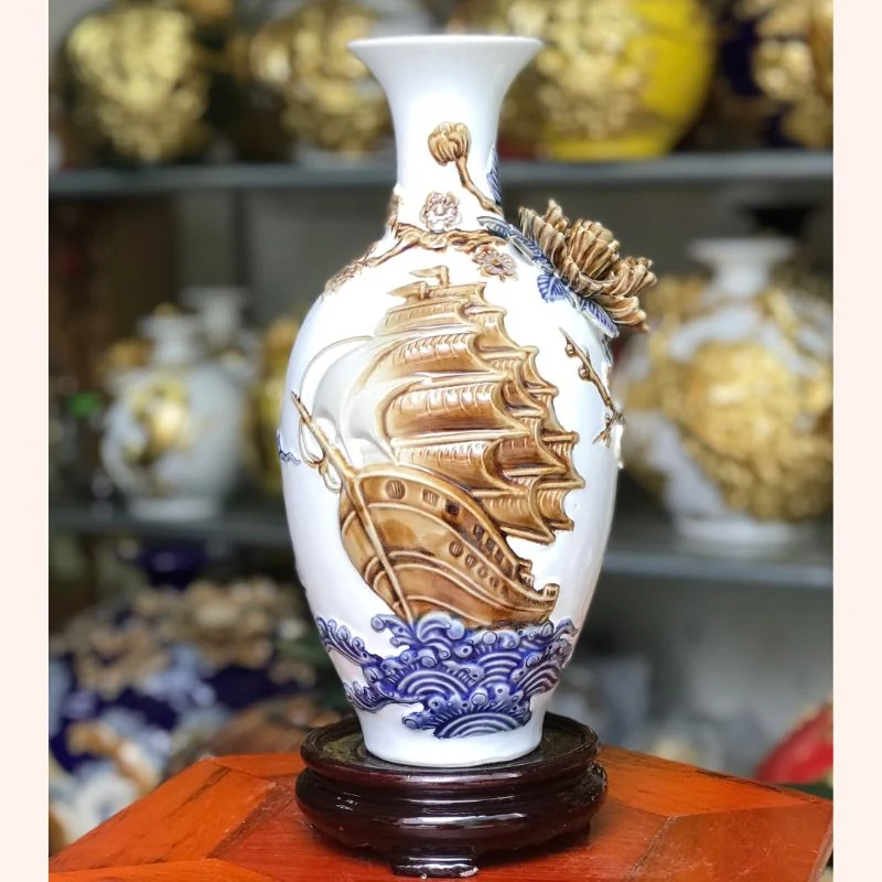 Bản men trắng nhìn rõ các chi tiết hoa, thuyền và sóng.