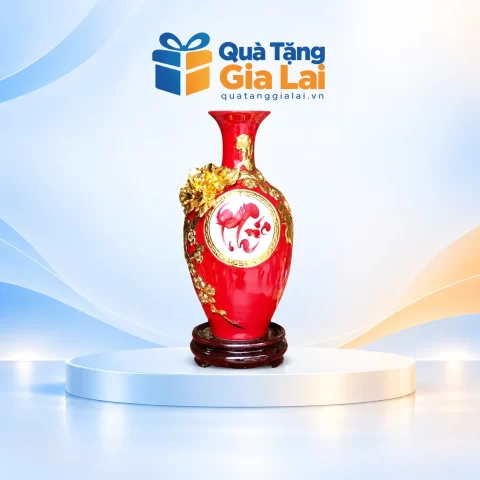 Bảo bình Phúc H30 men đỏ cùng đế gỗ trên nền Quà Tặng Gia Lai