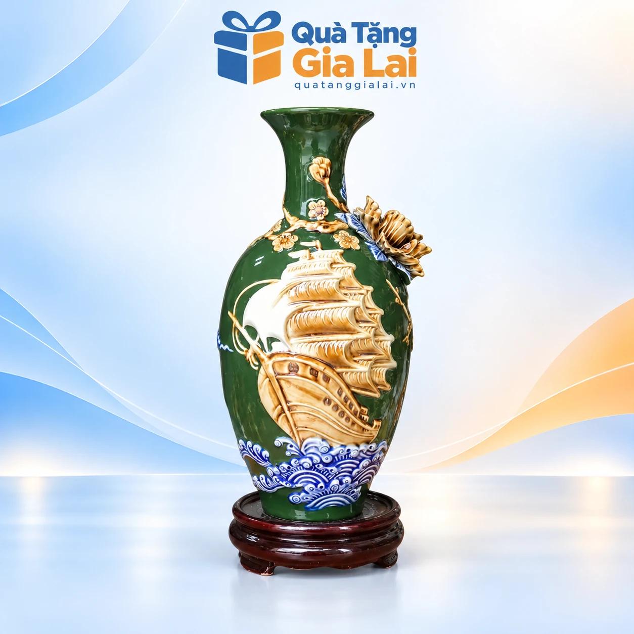 Bảo bình Thuận buồm xuôi gió H30 men xanh kèm đế tròn màu nâu