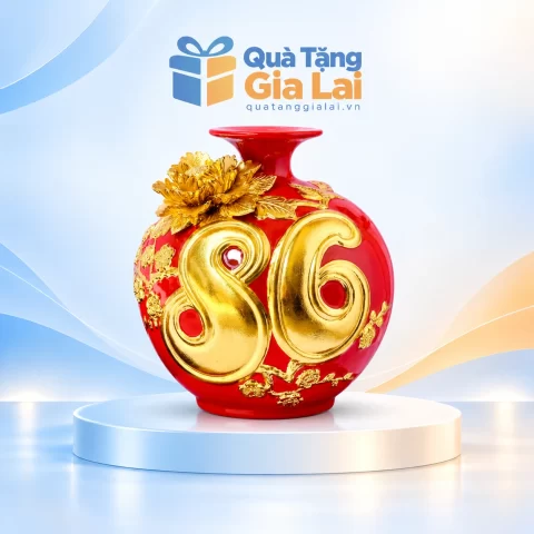 Bình 86 H25 men đỏ với số nổi và hoa sắc vàng trên nền Quà Tặng Gia Lai