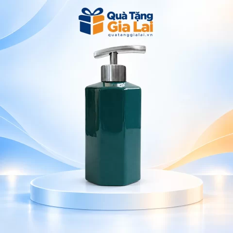 Bình dầu gội bát giác men xanh đậm để trơn, vòi inox màu bạc trên nền Quà Tặng Gia Lai
