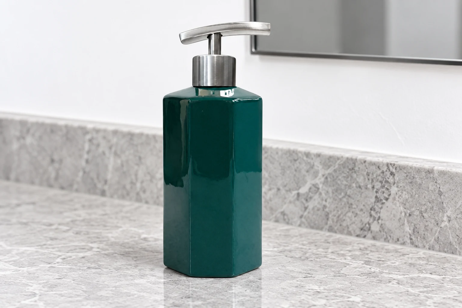 Bình bát giác men xanh đậm và vòi inox đặt trên kệ phòng tắm