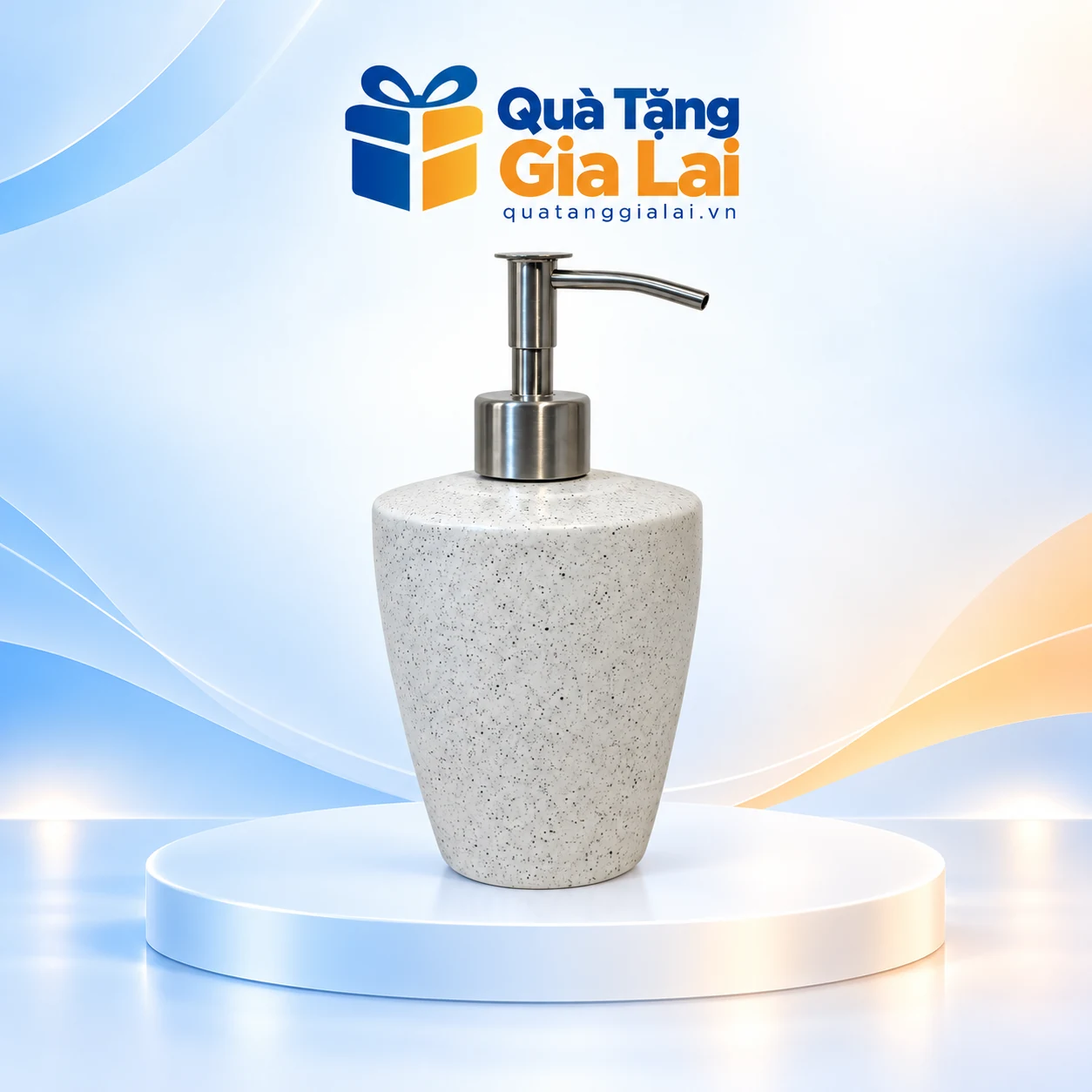 Bình dầu gội dáng chóp men sáng lấm tấm, vòi nhựa màu bạc trên nền Quà Tặng Gia Lai