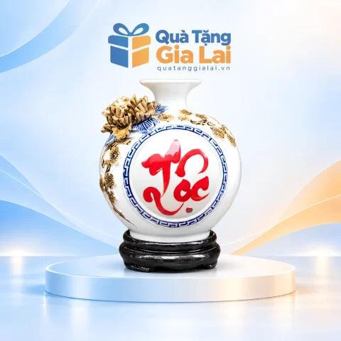 Bình chữ Lộc H18 men trắng với hoa nổi và đế gỗ trên nền Quà Tặng Gia Lai