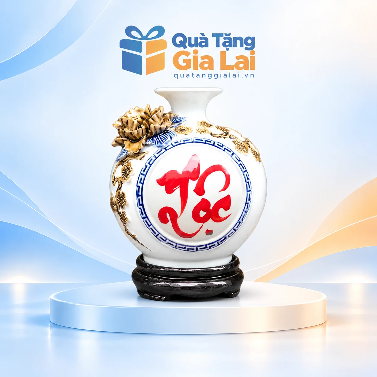 Bình chữ Lộc H18 men trắng với hoa nổi và đế gỗ trên nền Quà Tặng Gia Lai