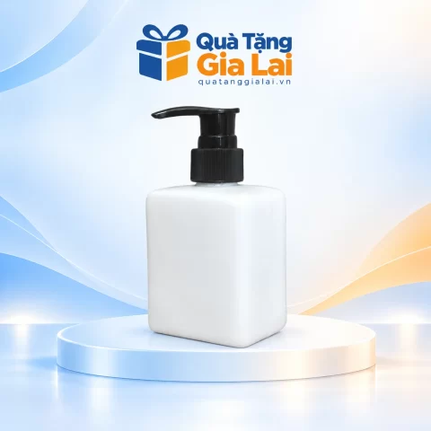 Bình dầu gội chữ nhật nhỏ trắng trơn, vòi nhựa đen trên nền Quà Tặng Gia Lai