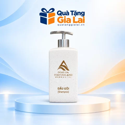 Bình dầu gội chữ nhật men lấm tấm, vòi inox và chữ nhận diện trên nền Quà Tặng Gia Lai