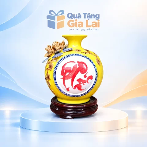 Bình chữ Phúc H18 men vàng, viền xanh và hoa sen nổi trên nền Quà Tặng Gia Lai