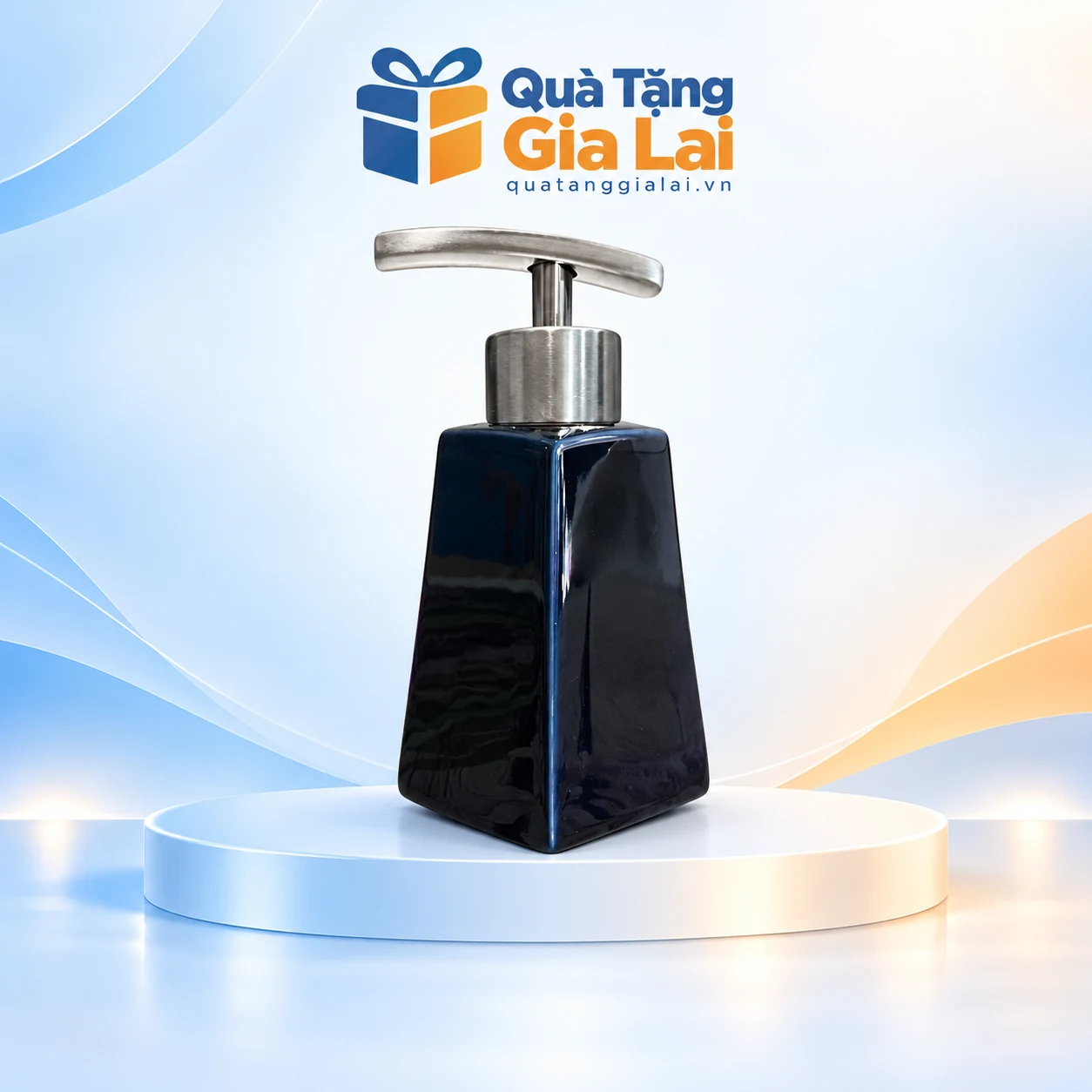 Bình dầu gội dáng thang men sẫm bóng, vòi inox bạc trên nền Quà Tặng Gia Lai