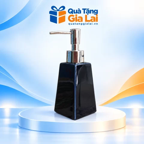 Bình dầu gội dáng thang men sẫm, vòi nhựa màu bạc trên nền Quà Tặng Gia Lai