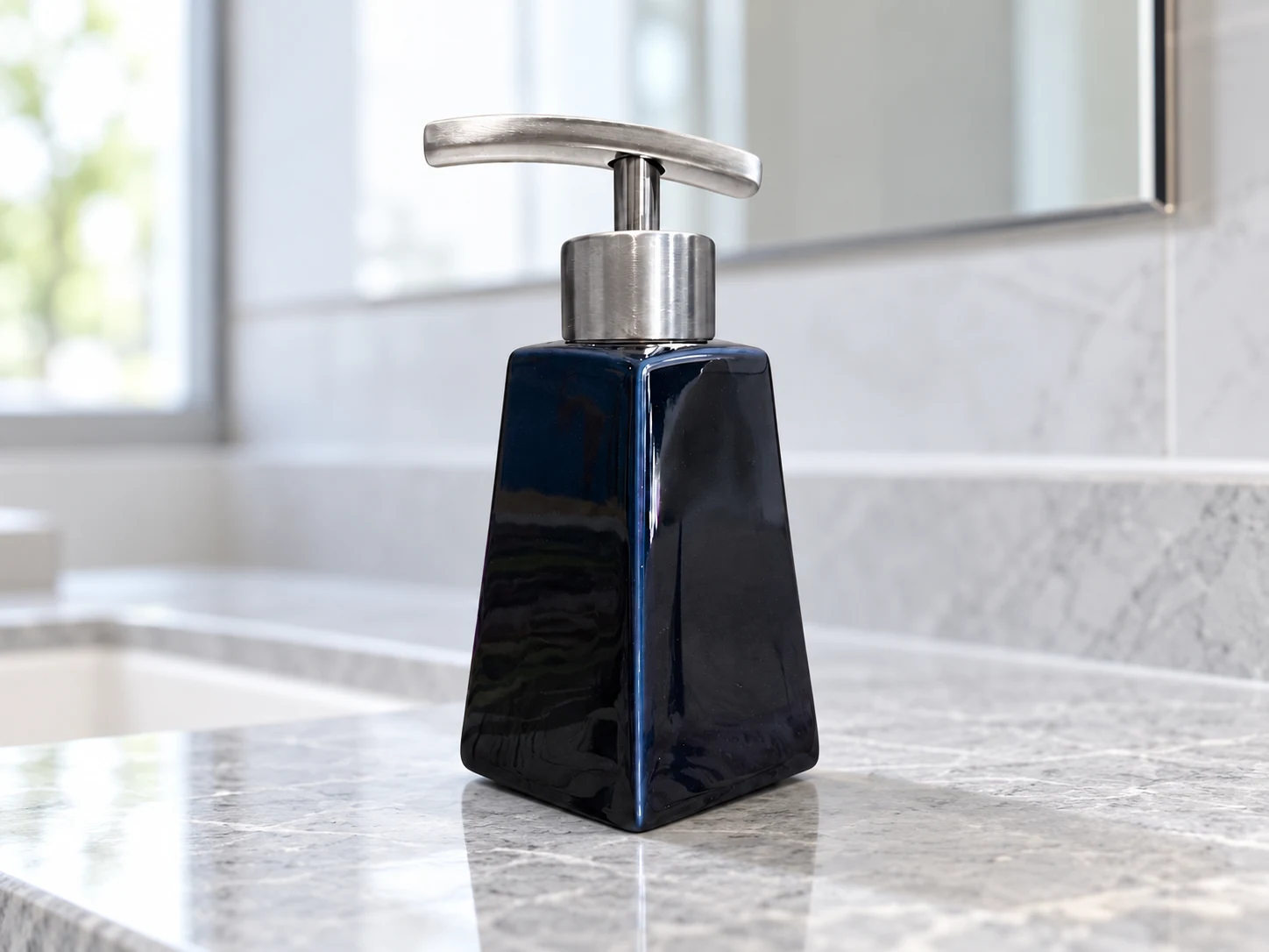 Bình dáng thang vai ngang men sẫm và vòi inox màu bạc trên kệ phòng tắm sáng