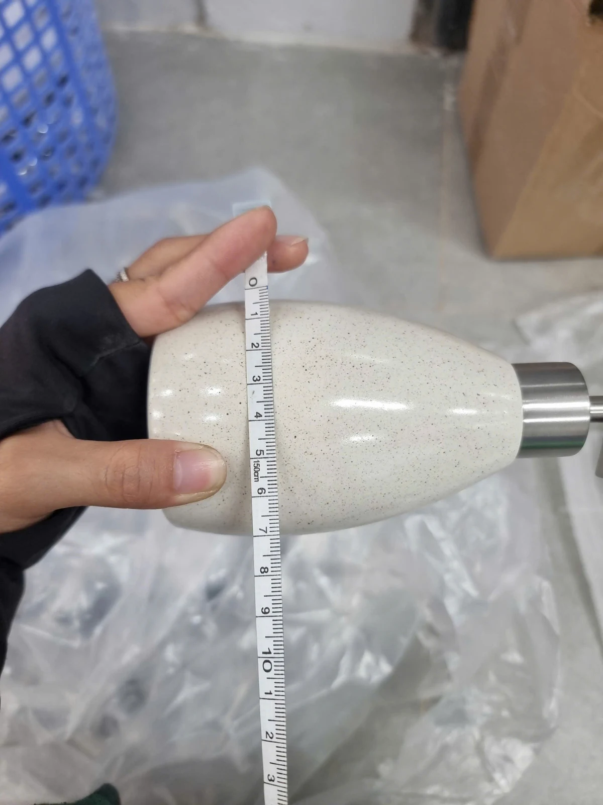 Đo thực tế bề ngang thân bình dáng xoài khoảng 7 cm