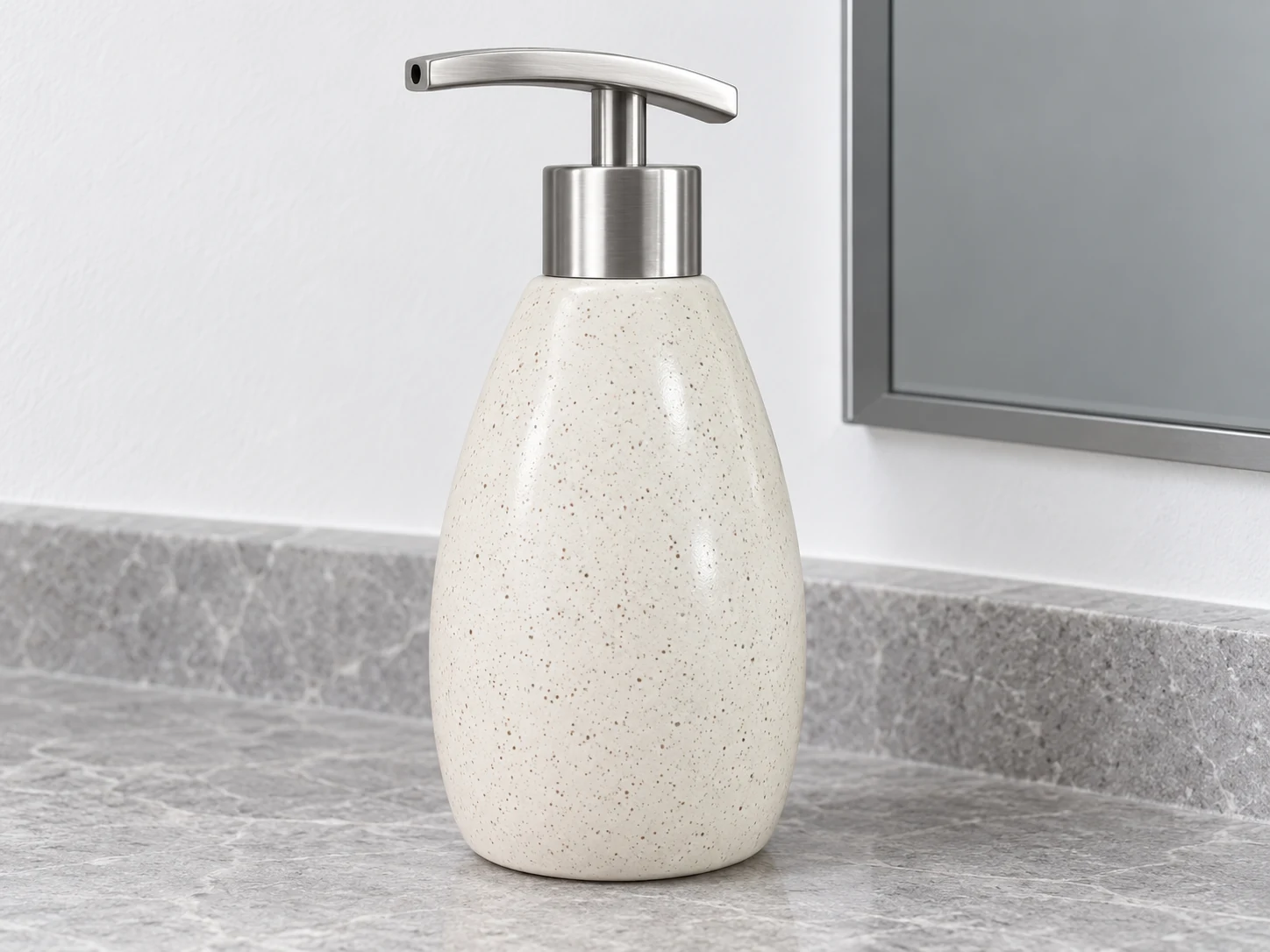 Bình dáng xoài men lấm tấm và vòi inox màu bạc trên kệ phòng tắm