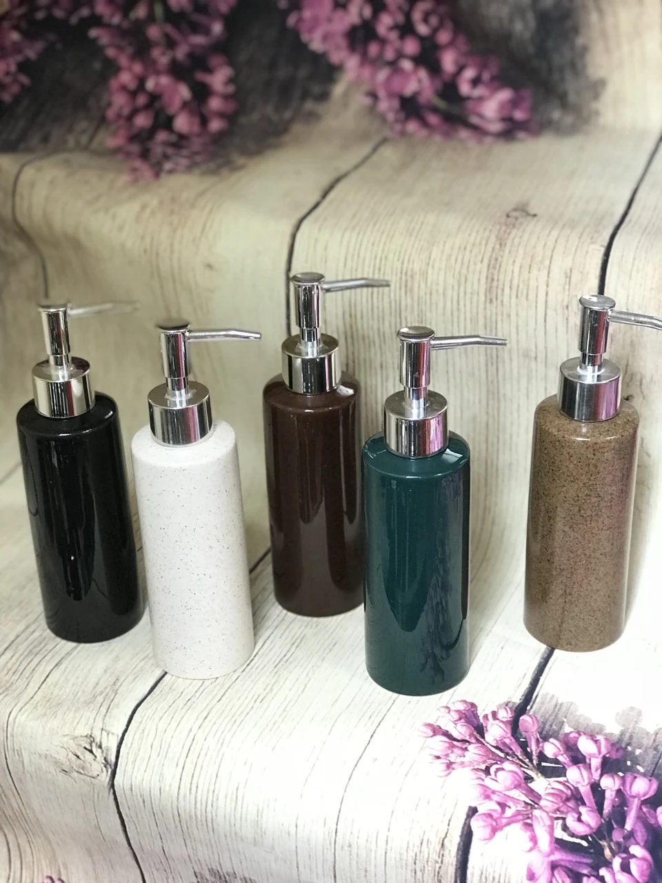 Ảnh chụp năm màu bình dầu gội trụ tròn