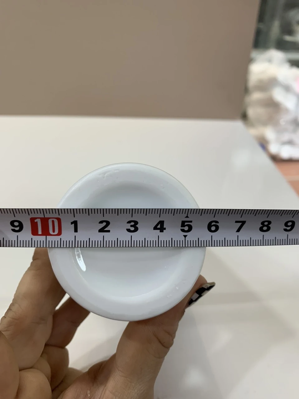 Ảnh đo đường kính đáy bình dầu gội trắng