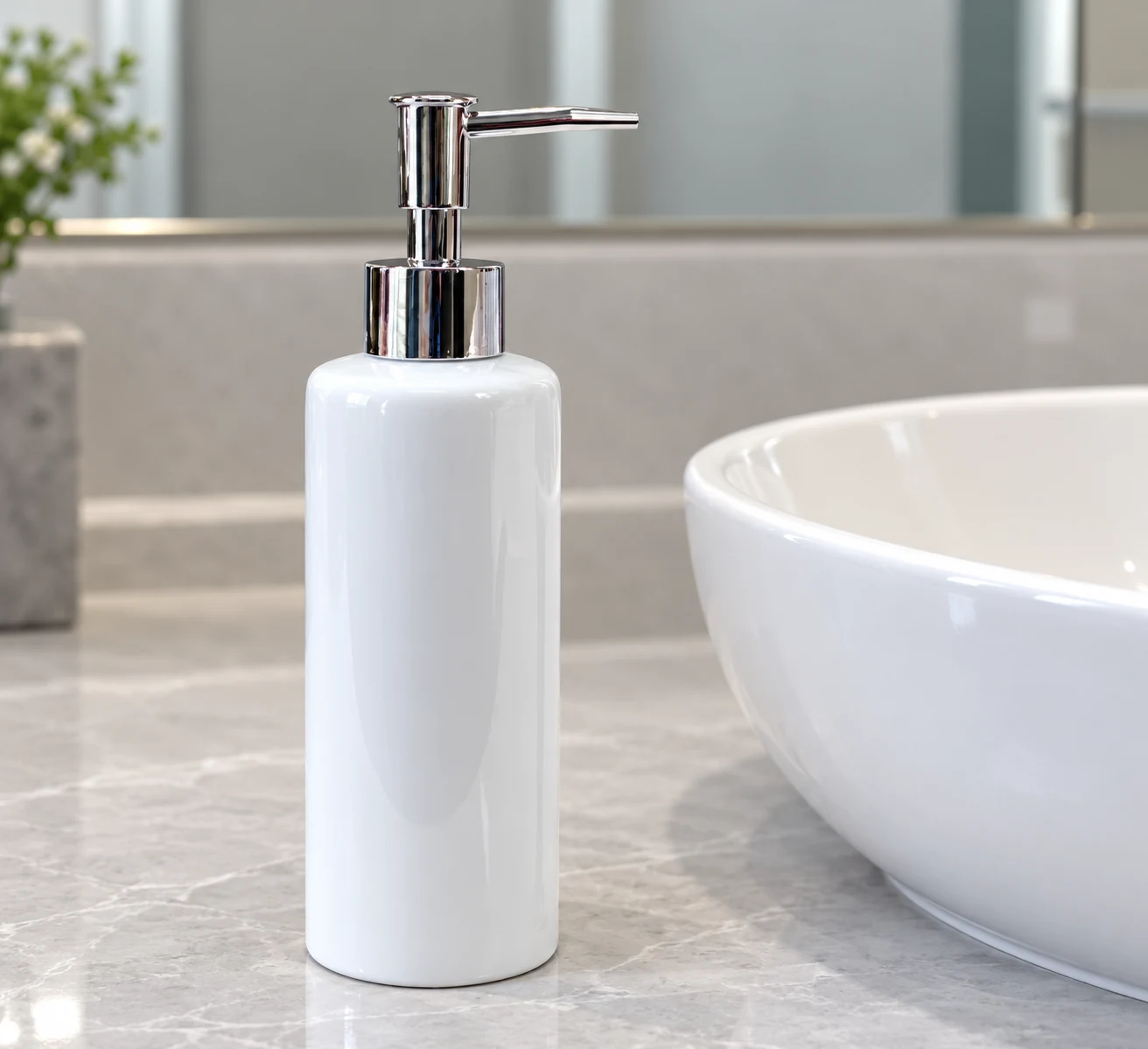 Bình dầu gội trắng trơn 260ml bên bồn rửa
