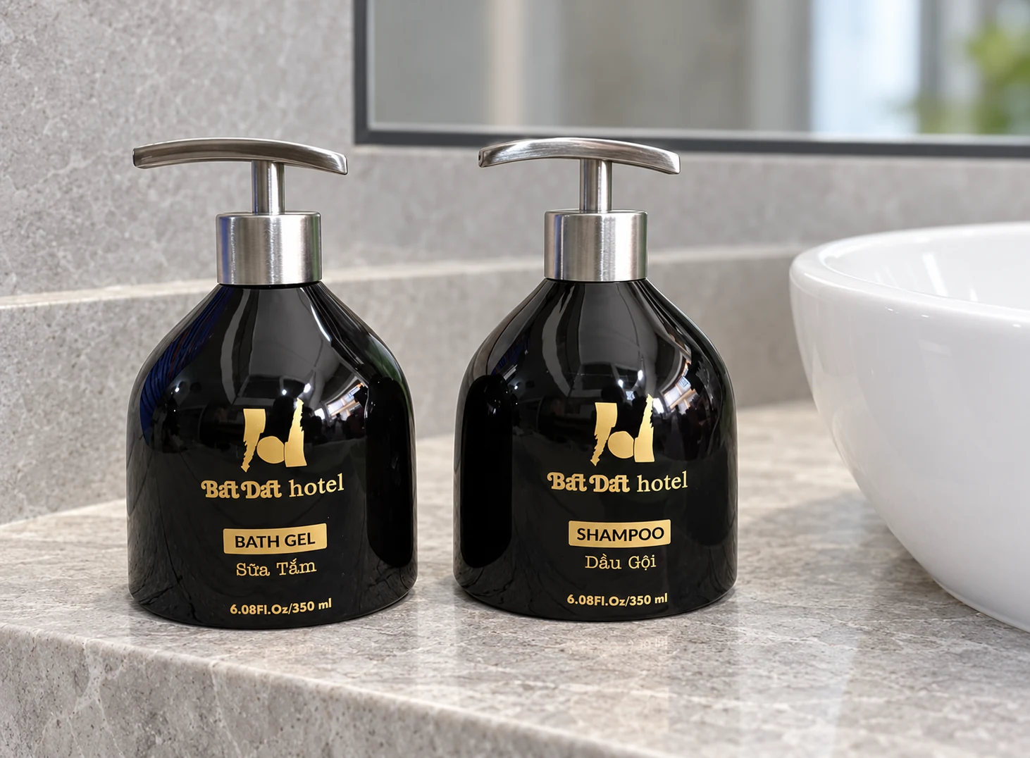 Hai bình đen 350ml đặt cạnh bồn rửa trong phòng tắm