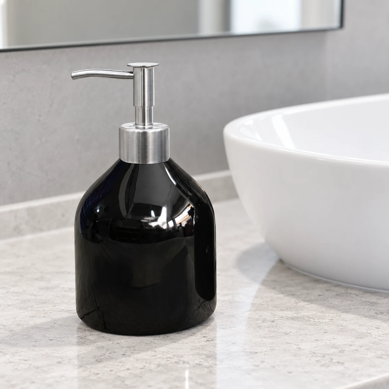 Bình đen dáng bầu 350 ml cạnh bồn rửa trắng
