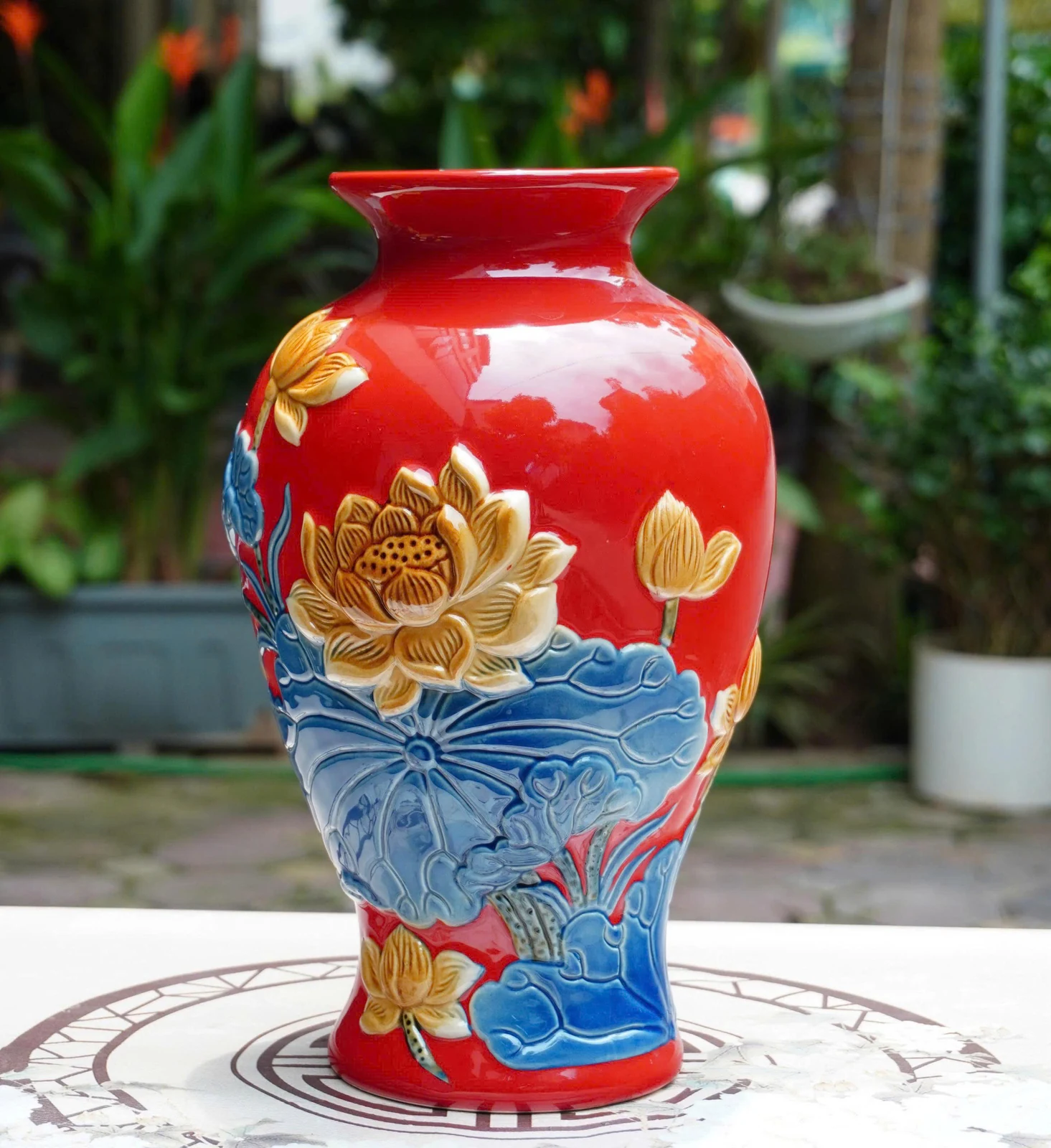 Bình đùi dế sen H34 men đỏ với cánh sen vàng nhạt và lá xanh