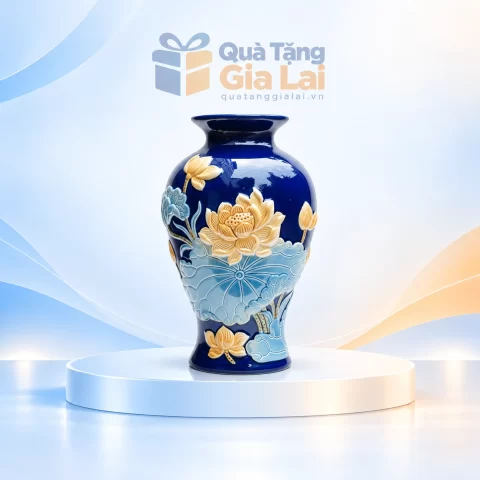Bình đùi dế sen H34 xanh cobalt, miệng loe rộng và lá sen nổi trên nền Quà Tặng Gia Lai