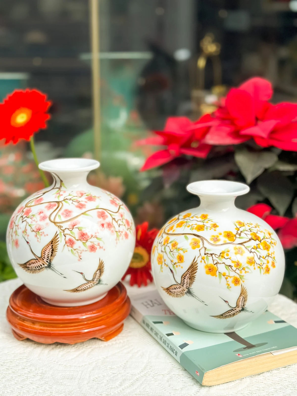 Bình hoa màu hồng và hoa vàng cùng họa tiết đôi hạc