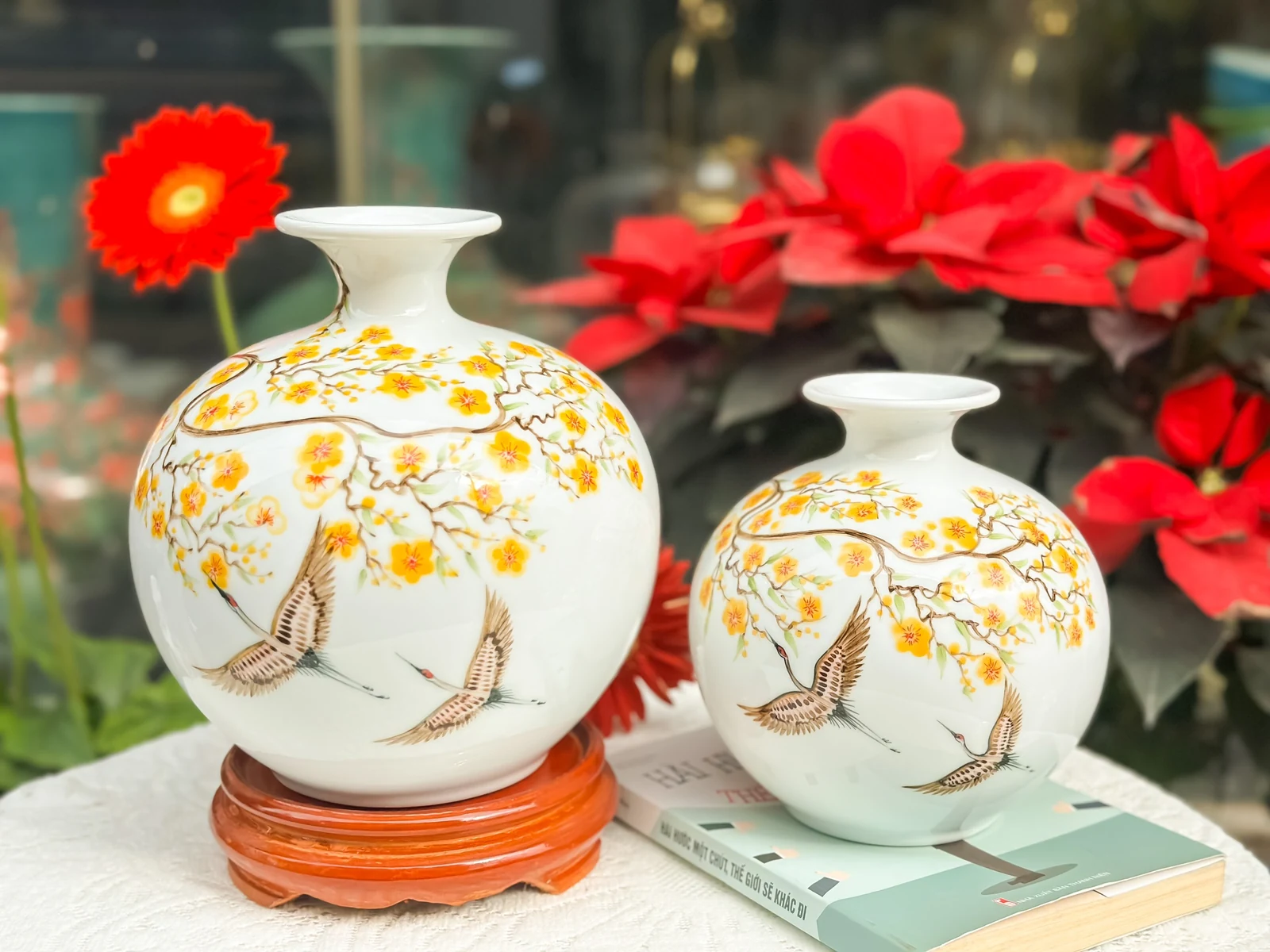 Hai cỡ bình hoa vàng đôi hạc trong ảnh chụp mẫu