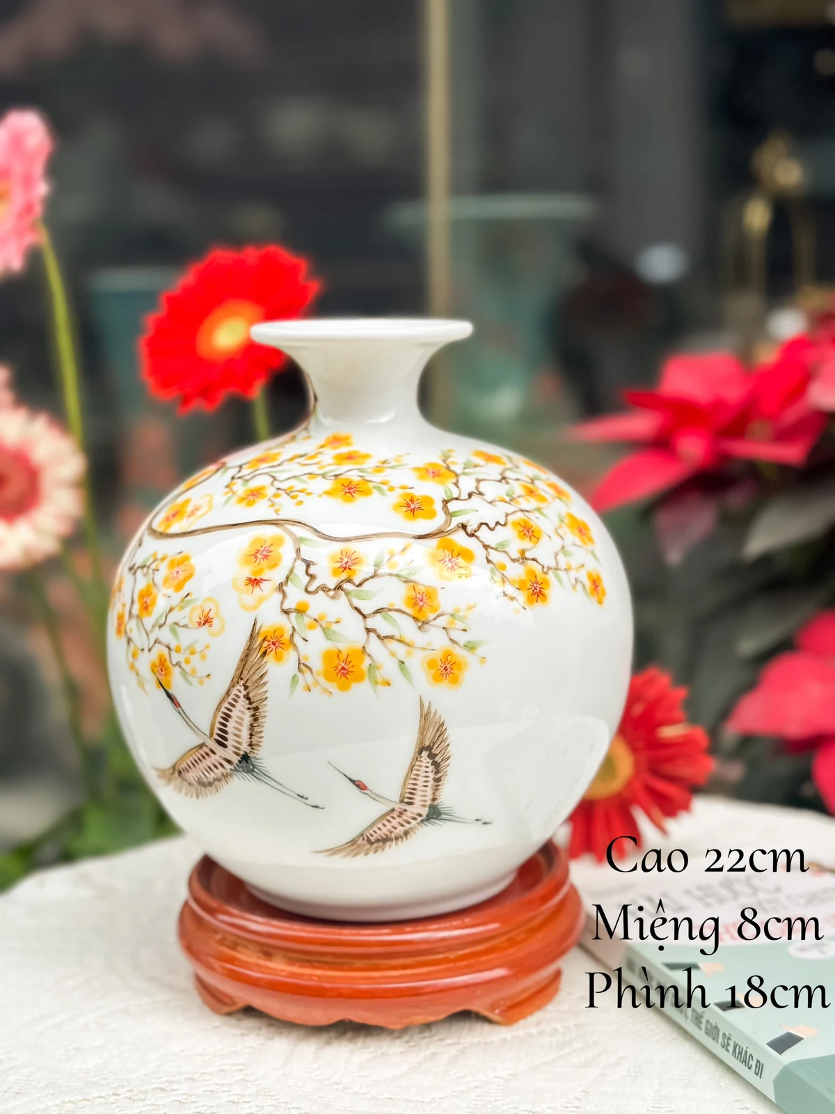 Ảnh bình hoa vàng đôi hạc ghi cao 22 cm miệng 8 cm thân phình 18 cm