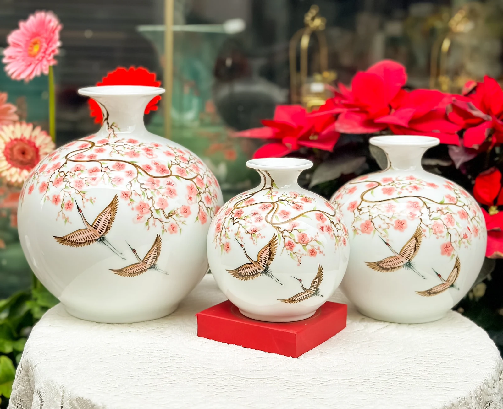 Ba cỡ bình hoa màu hồng đôi hạc đặt cạnh nhau để so dáng