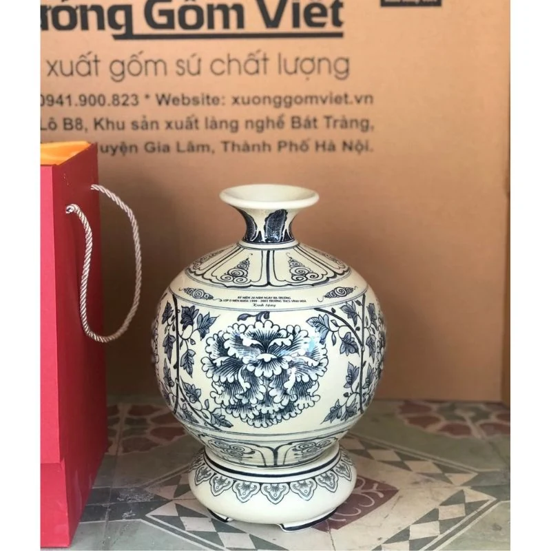 Ảnh chụp bình Hanh Vàng men rạn hoa xanh cùng đế và chữ trên vai bình