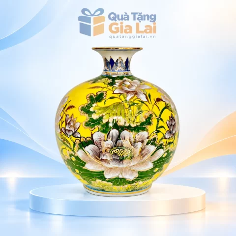 Bình Sen Phú Quý H30 nền vàng với sen trắng và lá xanh trên nền Quà Tặng Gia Lai
